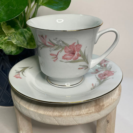 Vintage Pink Iris Teacup Candle | 5.5 oz.