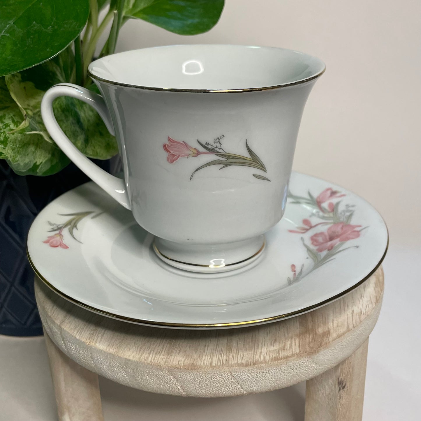 Vintage Pink Iris Teacup Candle | 5.5 oz.