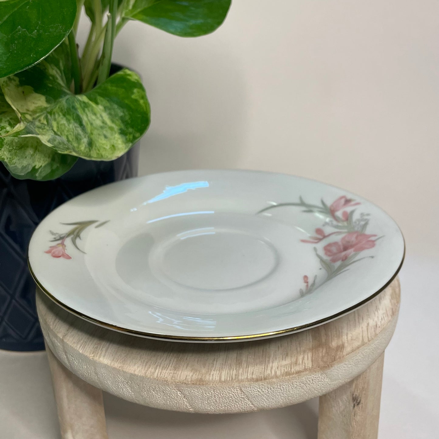 Vintage Pink Iris Teacup Candle | 5.5 oz.