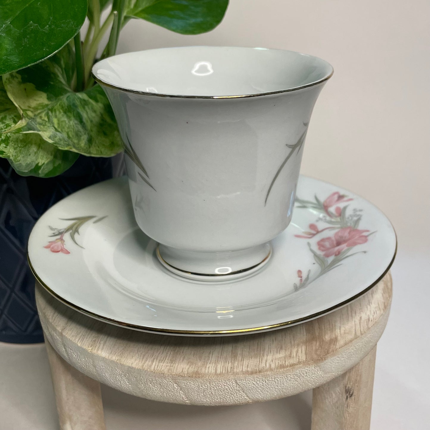 Vintage Pink Iris Teacup Candle | 5.5 oz.