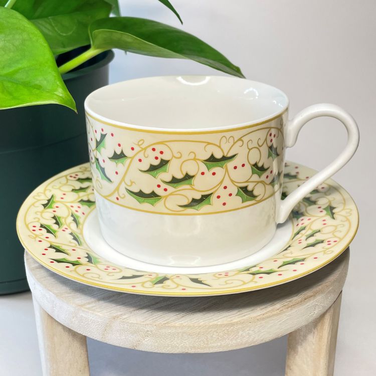 Gibson Royal Holly Teacup Candle | 6 oz.