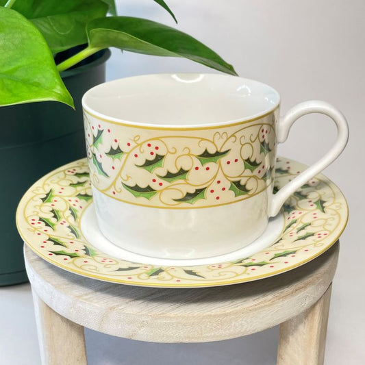 Gibson Royal Holly Teacup Candle | 6 oz.
