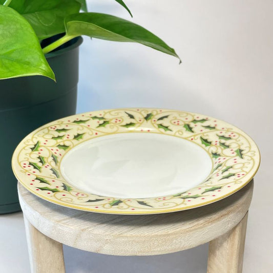 Gibson Royal Holly Teacup Candle | 6 oz.