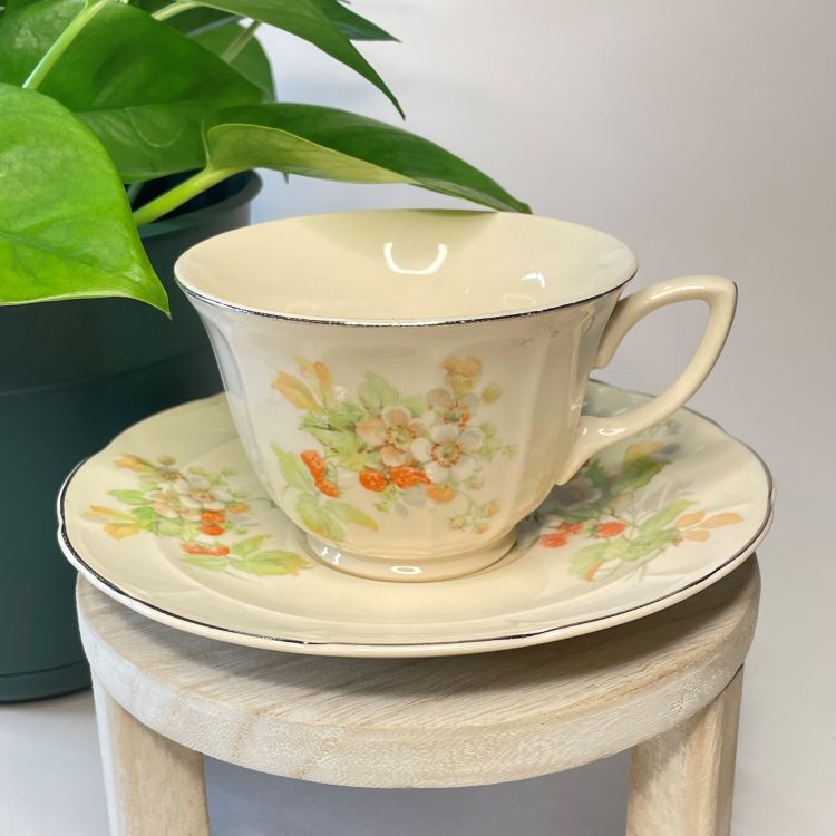 White Flowers and Berries Custom Teacup Candle | 5 oz.