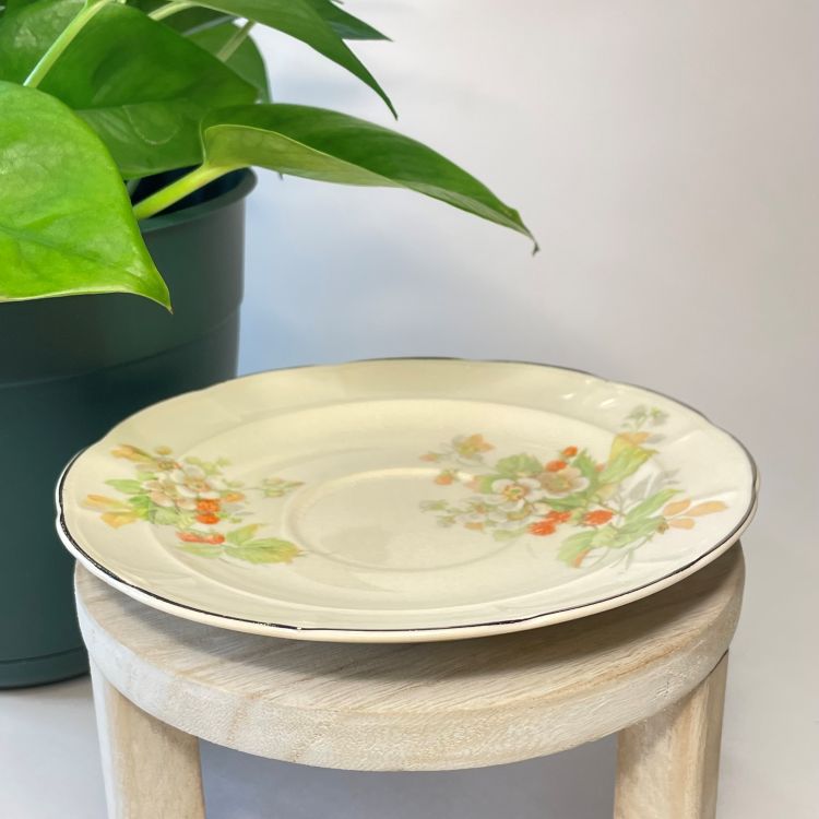 White Flowers and Berries Custom Teacup Candle | 5 oz.